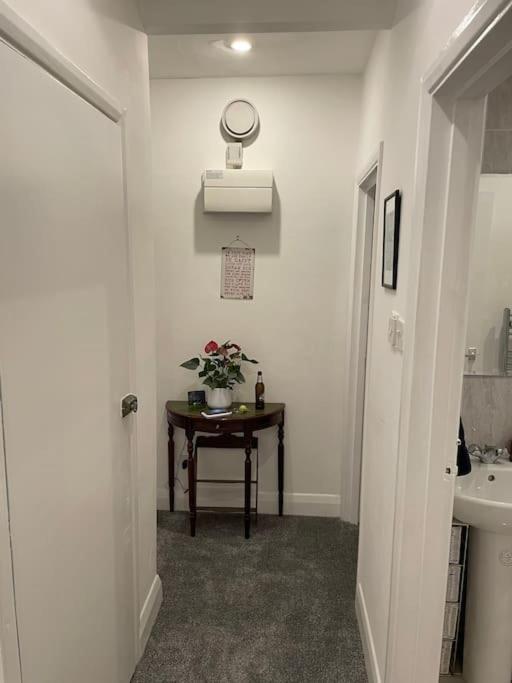 Lovely 1 Bedroom Flat In Quiet Wimbledon * Londen